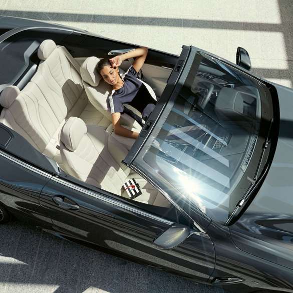 Vista superior del interior del BMW M850i xDrive con conductora, asientos multifunción de cuero Merino, Elfenbeinweiss Vista superior del interior del BMW M850i xDrive con conductora, asientos multifunción de cuero Merino, Elfenbeinweiss