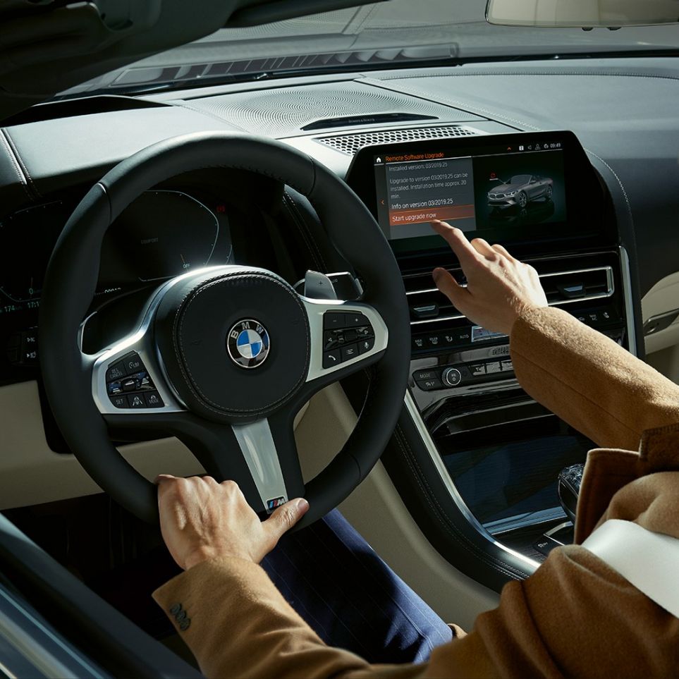 BMW M850i xDrive, conductor usando BMW Live Cockpit Professional con el control táctil G14. BMW M850i xDrive, conductor usando BMW Live Cockpit Professional con el control táctil G14.