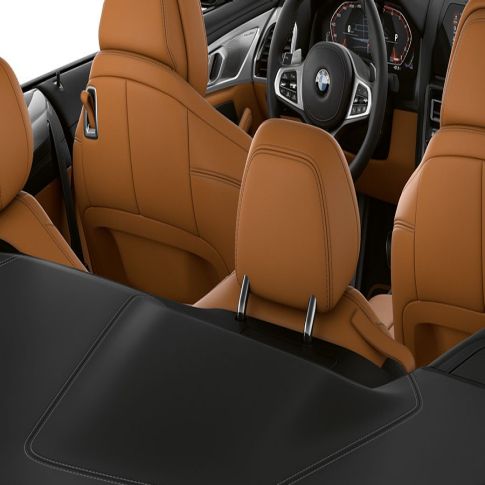 BMW M850i xDrive, interior con capota abierta. BMW M850i xDrive, interior con capota abierta.