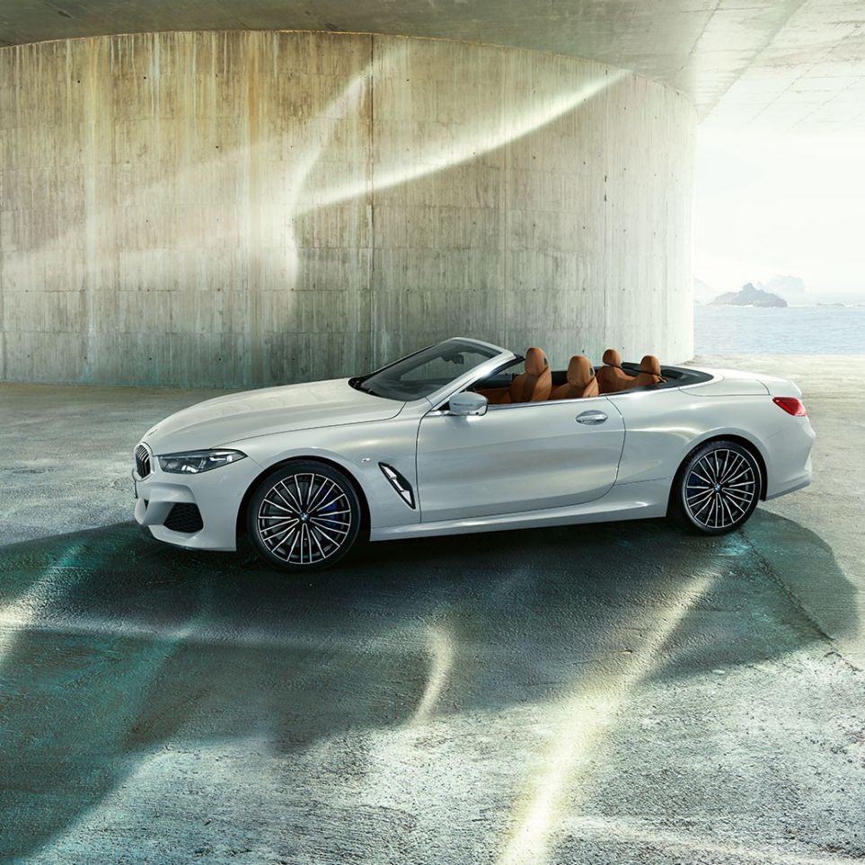 BMW M850i xDrive en Mineralweiss metalizado, vista lateral con la capota abierta. BMW M850i xDrive en Mineralweiss metalizado, vista lateral con la capota abierta.
