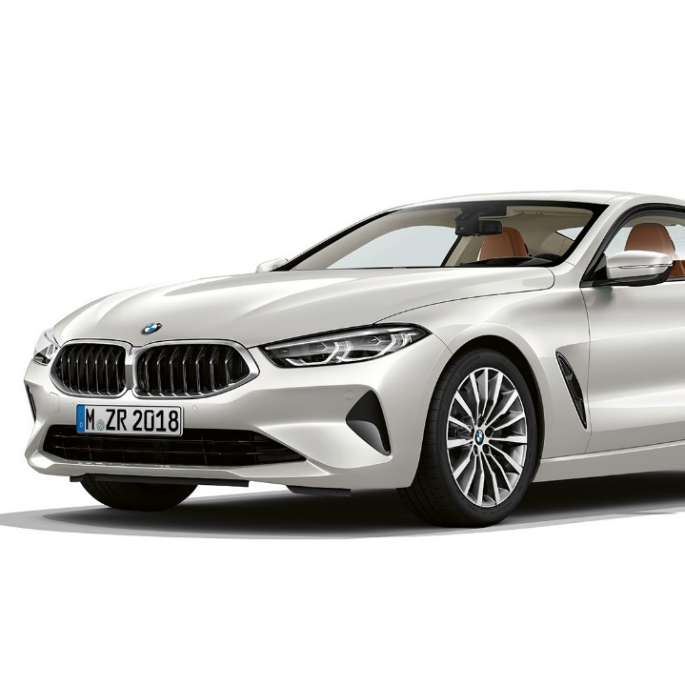 BMW Serie 8 Coupé, imagen de tres cuartos del frontal. BMW Serie 8 Coupé, Mineralweiss metalizado, imagen de tres cuartos del frontal.