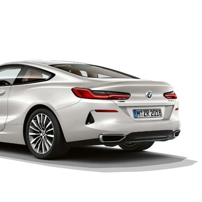 BMW Serie 8 Coupé, imagen de tres cuartos de la zaga. BMW Serie 8 Coupé, Mineralweiss metalizado, imagen de tres cuartos de la zaga.