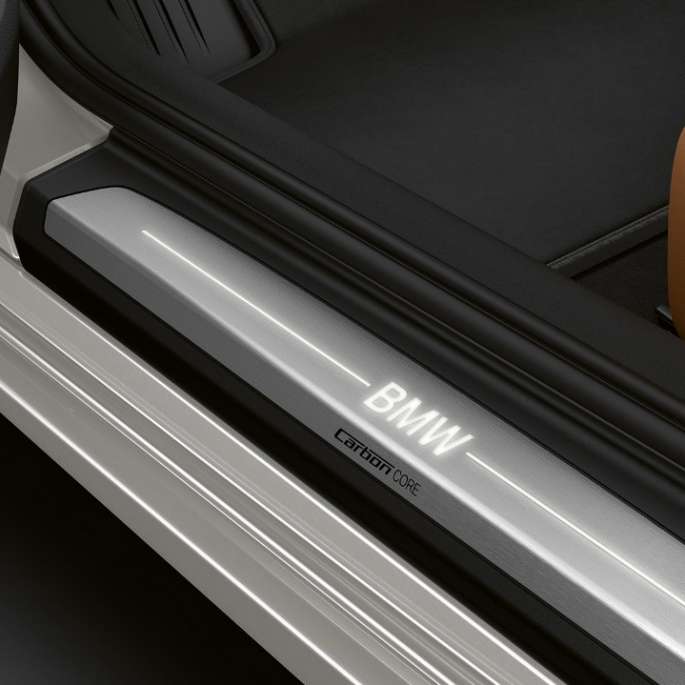 BMW Serie 8 Coupé, molduras de entrada. BMW Serie 8 Coupé, molduras de entrada con anagrama BMW iluminado.