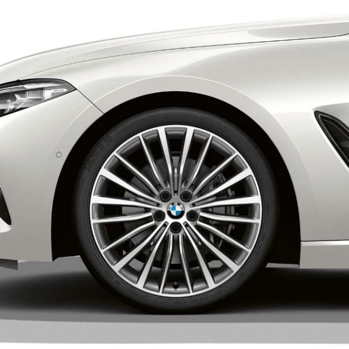 Llantas de aleación ligera de 19 pulgadas con radios múltiples estilo 731 en bicolor. BMW Serie 8 Coupé, llantas de aleación ligera de 19 pulgadas con radios múltiples estilo 731 en bicolor.