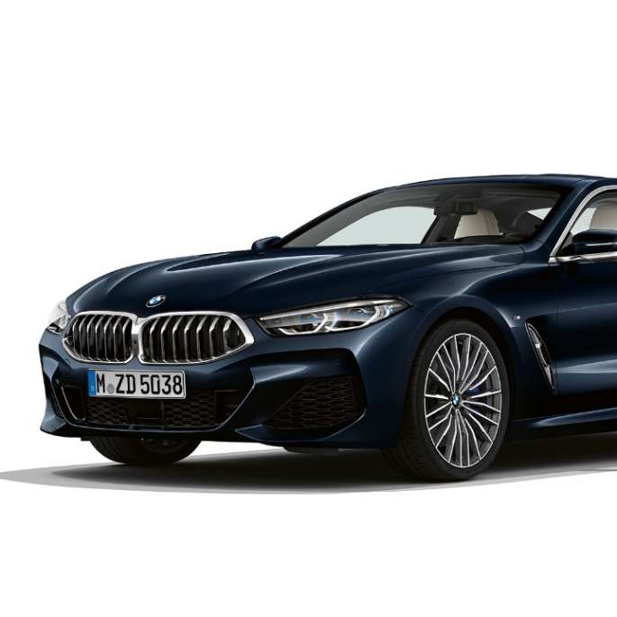 BMW Serie 8 Coupé, imagen de tres cuartos del frontal. BMW Serie 8 Coupé, Carbonschwarz metalizado, imagen de tres cuartos del frontal.