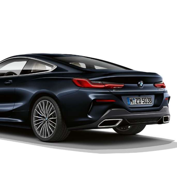 BMW Serie 8 Coupé, imagen de tres cuartos de la zaga. BMW Serie 8 Coupé, Carbonschwarz metalizado, imagen de tres cuartos de la zaga.