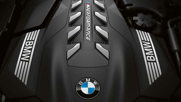 Motor de gasolina de 8 cilindros BMW TwinPower Turbo. BMW Serie 8 Coupé, vista superior, motor de gasolina de 8 cilindros BMW TwinPower Turbo.