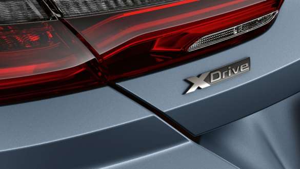 Designación “BMW xDrive”. BMW Serie 8 Coupé, vista de la zaga, designación “BMW xDrive”.