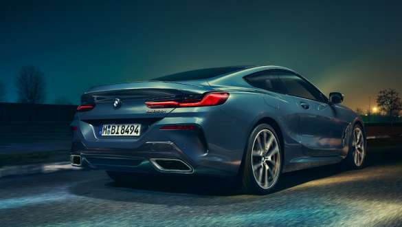 Tubos de escape y ruedas traseras. BMW Serie 8 Coupé, imagen de la parte inferior de la zaga, tubos de escape y ruedas traseras.