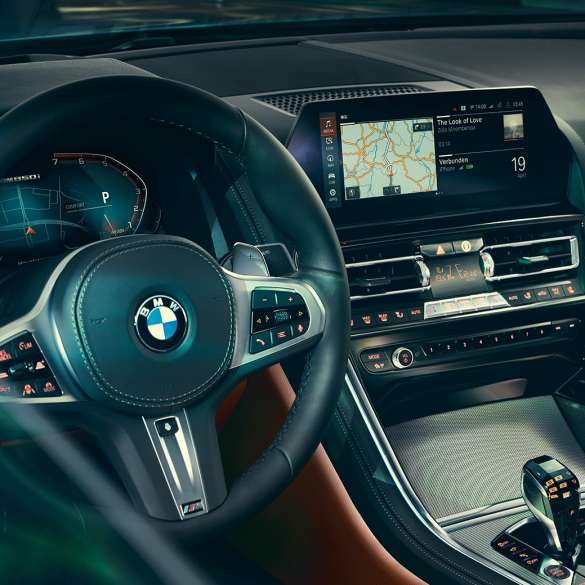 BMW Serie 8 Coupé, puesto de conducción. BMW Serie 8 Coupé, puesto de conducción, primer plano con volante y display de control.