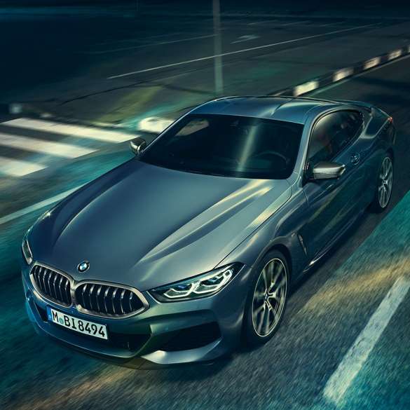 BMW Serie 8 Coupé, imagen de tres cuartos del frontal. BMW Serie 8 Coupé, imagen de tres cuartos del frontal con detalle del capó.