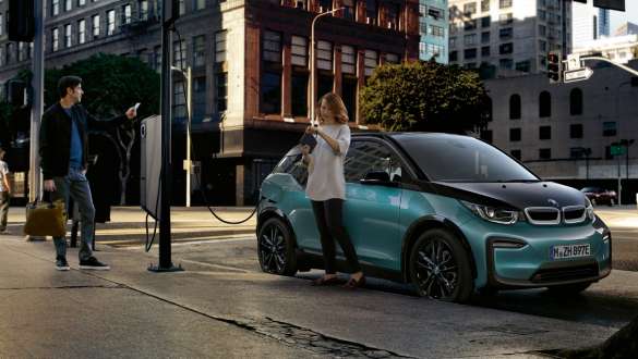 BMW i3 I01 2018 en un punto de carga público Pareja cargando su BMW i3 en un punto de carga público I01 2018 Blue Ridge Mountain con detalles Frozen Grey metallic
