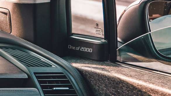 BMW i3 Unique Forever Edition I01 distintivo de Edición “ONE of 2000” BMW i3 Unique Forever Edition I01 detalle del interior con distintivo “ONE of 2000” de la Edición