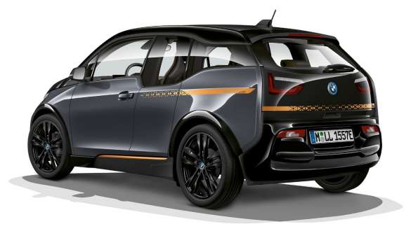 BMW i3 Unique Forever Edition I01, vista de tres cuartos de la zaga BMW i3 Unique Forever Edition I01 Storm Bay con acentuación en Frozen E-Copper metalizado, vista de tres cuartos de la zaga