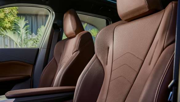 BMW iX1 U11 BEV Interior, asiento activo BMW iX1 U11 BEV Interior Vista lateral Asiento activo Sensatec Mokka Madera noble de eucalipto de poros abiertos