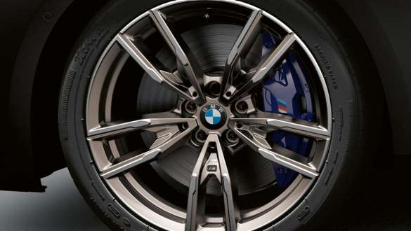 Frenos deportivos M en azul oscuro metalizado BMW M240i xDrive Coupé G42 2021 BMW M240i xDrive Coupé G42 2021 Frenos deportivos M en azul oscuro metalizado Primer plano