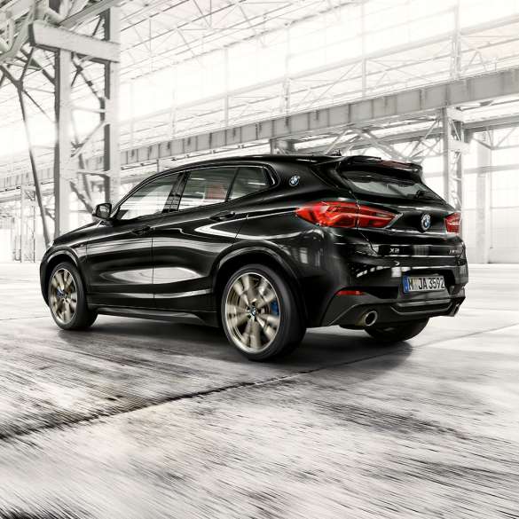 Dinamismo de conducción BMW X2 M35i Vista lateral trasera del BMW X2 M35i, el SUV deportivo