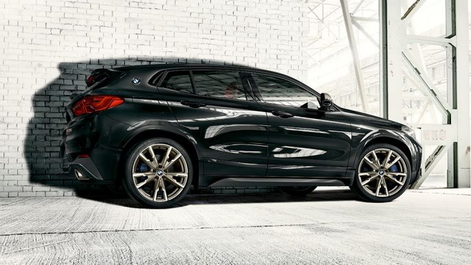 Llantas de aleación ligera M BMW X2 M35i Vista lateral del BMW X2 M35i, el SUV deportivo
