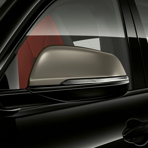Cubiertas de los retrovisores exteriores BMW X2 M35i Detalle del retrovisor del BMW X2 M35i, el SUV deportivo