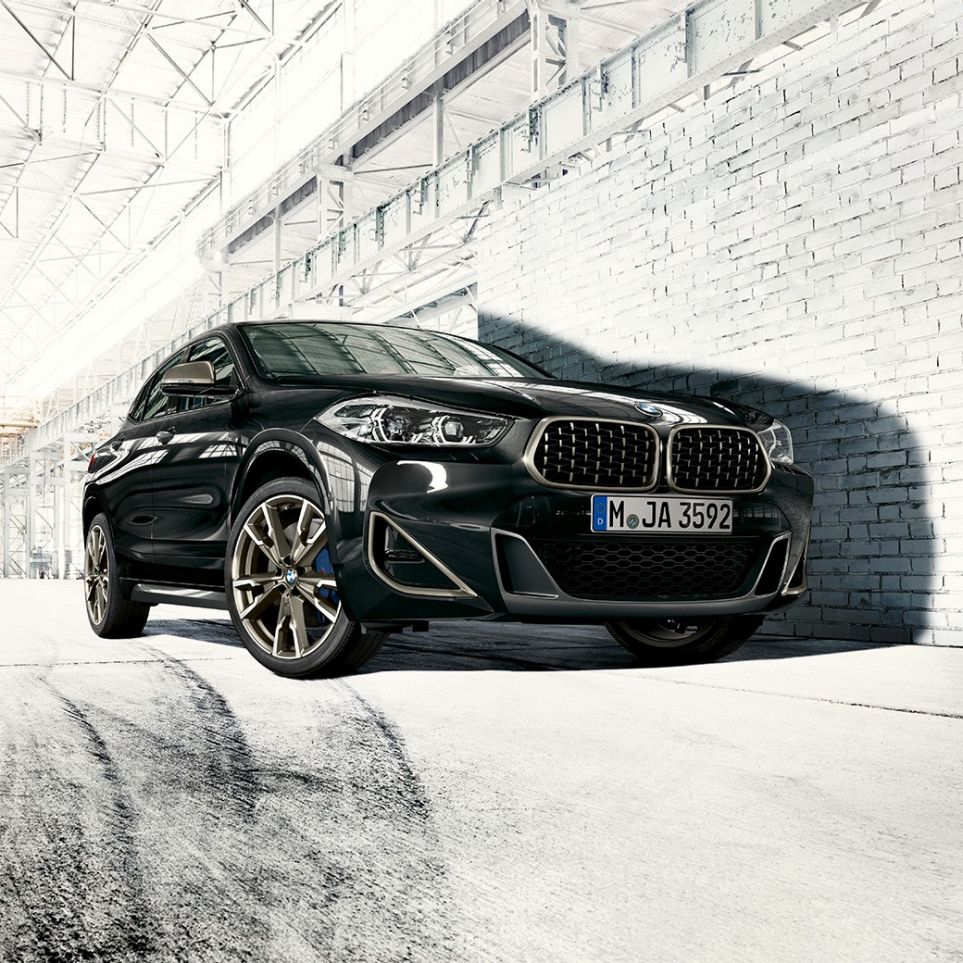 Parrilla doble BMW X2 M35i Detalle de la parrilla delantera del BMW X2 M35i, el SUV deportivo