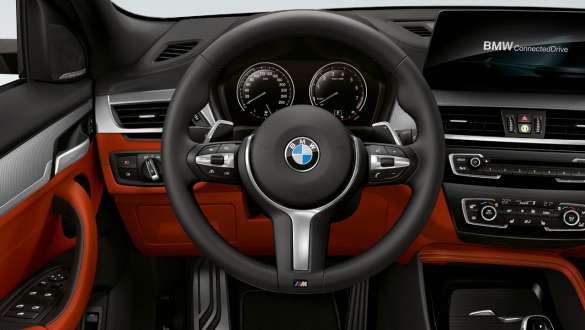 Puesto de conducción BMW X2 M35i F39 Control de crucero activo con función Stop&Go del BMW X2 M35i, el SUV deportivo
