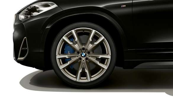 Llantas de aleación ligera M BMW X2 M35i Black Sapphire metalizado F39 Primer plano de llanta Llantas de aleación ligera M BMW X2 M35i Black Sapphire metalizado F39 Primer plano de llanta