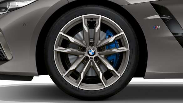 Frenos M Sport BMW Z4 M40i Roadster G29 Frenos M Sport BMW Z4 M40i Roadster G29 2019 BMW Individual Frozen Grey metalizado, vista lateral, llanta
