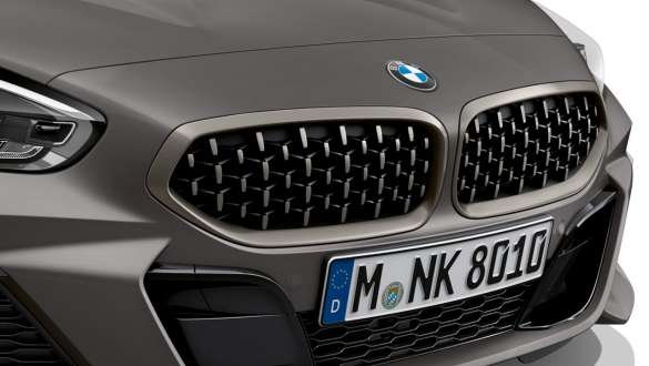 Parrilla doble BMW Z4 M40i Roadster G29 Parrilla doble con diseño de rejilla BMW Z4 M40i Roadster G29 2019 BMW Individual Frozen Grey metalizado, primer plano del frontal