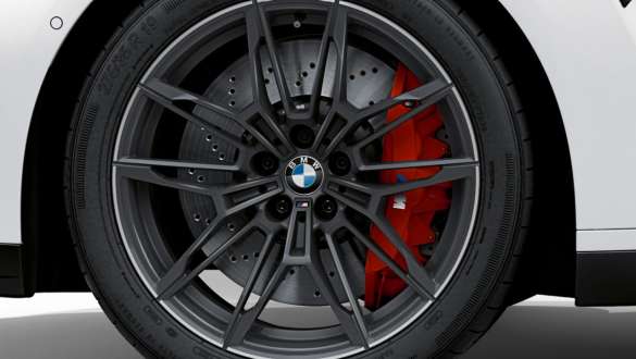 Frenos M Compound, rojo de brillo intenso BMW M3 Competition Berlina G80 2020 BMW M3 Competition Berlina G80 2020 Frenos M Compound, rojo de brillo intenso Primer plano de rueda