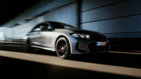 Paquete M Sport Technic BMW M340i xDrive Berlina G20 BMW M340i xDrive Berlina G20 BMW Individual Frozen Pure Grey metalizado, vista de tres cuartos del frontal, en marcha