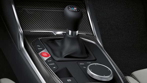Cambio M manual y tracción trasera BMW M4 Coupé G82 2020 BMW M4 Coupé G82 2020 Cambio manual M de 6 velocidades Primer plano de la consola central y de la palanca de cambio