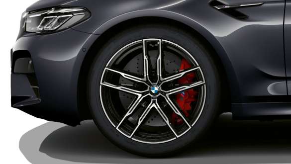 Llanta de aleación ligera M de 20 pulgadas con radios dobles estilo 810 M en bicolor BMW M5 F90 2020 Llanta de aleación ligera M de 20 pulgadas con radios dobles estilo 810 M, en bicolor BMW M5 F90 LCI Renovación 2020 Brands Hatch Grau metalizado, primer plano, rueda