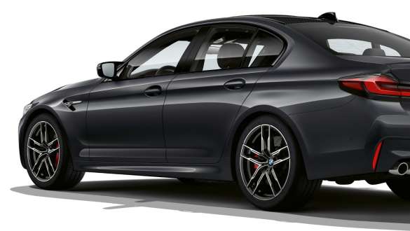 Sistema M xDrive BMW M5 F90 2020 Vista del lateral Sistema M xDrive BMW M5 F90 LCI Renovación 2020 Brands Hatch Grau metalizado, vista del lateral