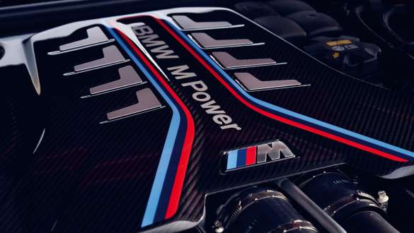 Motor de gasolina de 8 cilindros BMW M TwinPower Turbo BMW M5 Competition F90 2020 Motor de gasolina de 8 cilindros BMW M TwinPower Turbo BMW M5 Competition F90 LCI Renovación 2020, primer plano, cubierta del motor