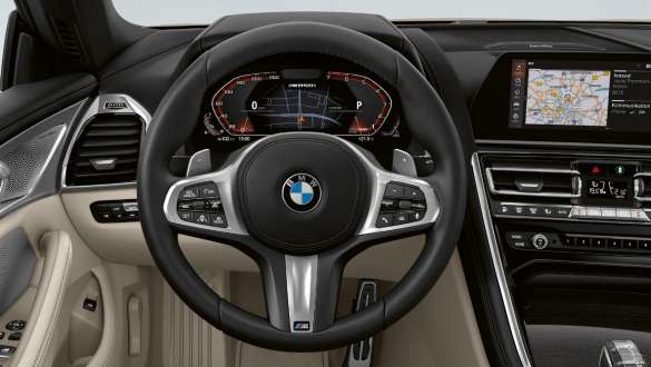 Volante de cuero M Puesto de conducción del BMW M850i xDrive Cabrio con volante de cuero M