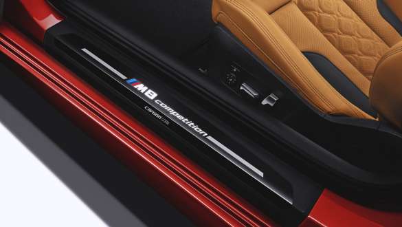 Moldura de entrada con distintivo «M8 Competition». Moldura de entrada del BMW M8 Competition Cabrio con distintivo «M8 Competition».