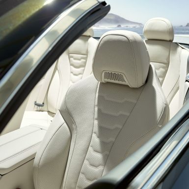BMW M850i xDrive Cabrio, asientos multifunción para el conductor y el acompañante F91. BMW M850i xDrive Cabrio en Dravitgrau metalizado con la capota abierta, interior con asientos multifunción en cuero Merino BMW Individual Elfenbeinweiss F91.