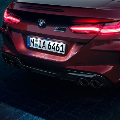 BMW M8 Competition Cabrio, detalle de la zaga F91. BMW M8 Competition Cabrio en Motegi Rot metalizado, detalle de la zaga con las luces traseras LED y distintivo «M8 Competiton» F91.