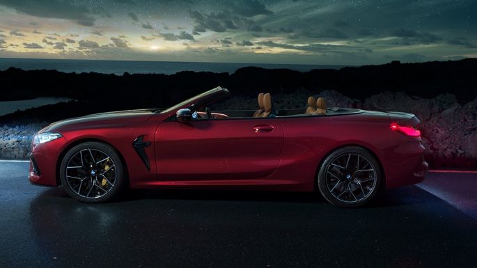 BMW M8 Competition Cabrio, vista lateral F91. BMW M8 Competition Cabrio en color Motegi Rot metalizado con la capota abierta, vista lateral F91