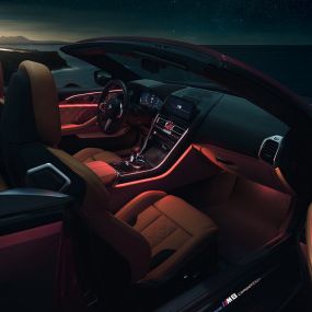 BMW M8 Competition Cabrio, interior F91 BMW M8 Competition Cabrio con la capota abierta, interior con luz ambiente roja por la noche F91.