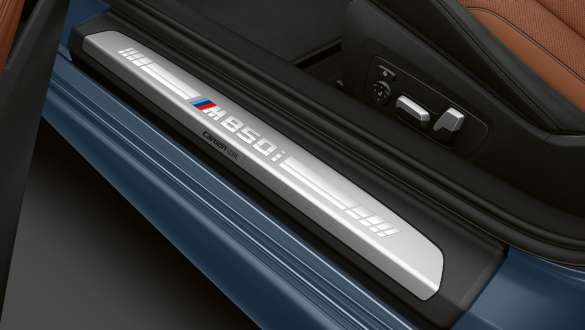 Moldura de entrada con el anagrama «M850i». Moldura de entrada del BMW M850i xDrive Coupé con el anagrama «M850i».