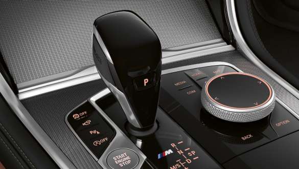 Aplique de cristal CraftedClarity. BMW M850i xDrive, interior, detalle de la palanca de cambios con aplique de cristal CraftedClarity.