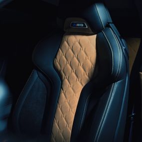 BMW M8 Competition Coupé, asiento deportivo M. BMW M8 Competition Coupé, asiento deportivo M con distintivo «M8» y tapicería en cuero integral Merino Schwarz con contrastes en Midrand Beige.