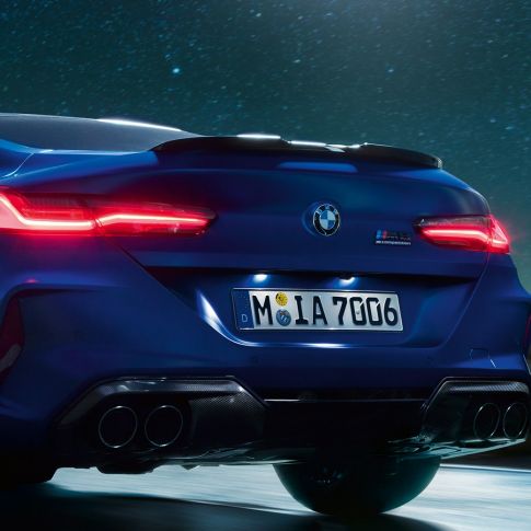 Difusor M en Carbonschwarz. BMW M8 Competition Coupé en Marina Bay Blau metalizado, detalle de la zaga de noche, con difusor M en Carbonschwarz.
