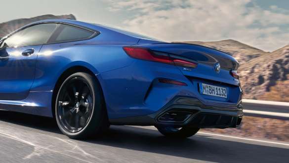 BMW xDrive BMW M850i xDrive Coupé G15 LCI Renovación 2022 BMW M850i xDrive Coupé G15 LCI Renovación 2022 M Portimao Blue metalizado, vista de la zaga, en marcha