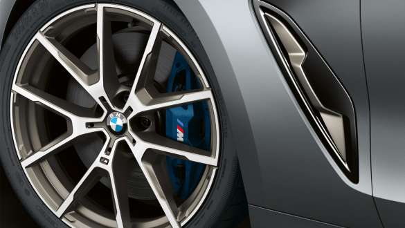 Frenos deportivos M BMW M850i xDrive Gran Coupé Frenos deportivos M BMW M850i xDrive Gran Coupé G16 2019 BMW Individual Frozen Bluestone metalizado, vista lateral del deportivo de lujo