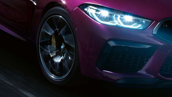 BMW M8 Competition Gran Coupé con suspensión M adaptativa BMW M8 Competition Gran Coupé con suspensión M adaptativa F93 2020 Individual Ametrin metalizado, detalle del frontal del coche de alta gama