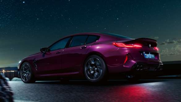 BMW M8 Competition Gran Coupé, vista de tres cuartos del lateral, imagen de ángulo bajo BMW M8 Competition Gran Coupé con sistema M xDrive F93 2020 BMW Individual Ametrin metalizado, vista de tres cuartos del lateral, imagen de ángulo bajo