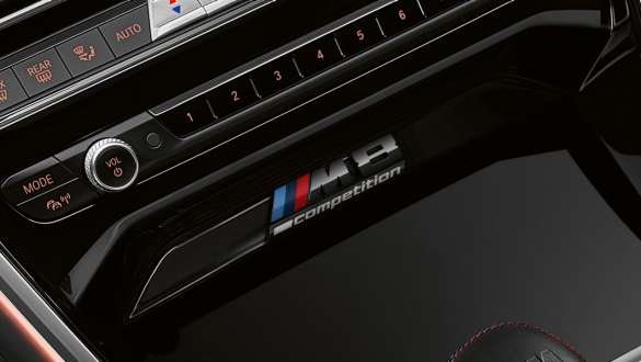 Distintivo "Competition" BMW M8 Competition Gran Coupé Consola central con distintivo "Competition" BMW M8 Competition Gran Coupé F93 2020