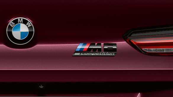 Anagrama “M8 Competition” BMW M8 Competition Gran Coupé Anagrama “M8 Competition” BMW M8 Competition Gran Coupé F93 2020 BMW Individual Ametrin metalizado, detalle de la zaga del coche deportivo de lujo